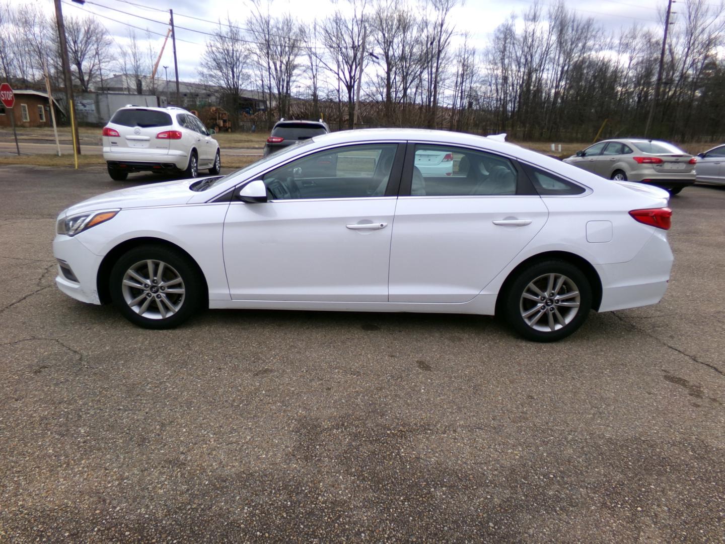 2015 White /Gray Hyundai Sonata ECO (5NPE24AF6FH) with an 1.6L L4 DOHC 16V engine, 7-Speed Automatic transmission, located at 401 First NE, Bearden, AR, 71720, (870) 687-3414, 33.726528, -92.611519 - Photo#1